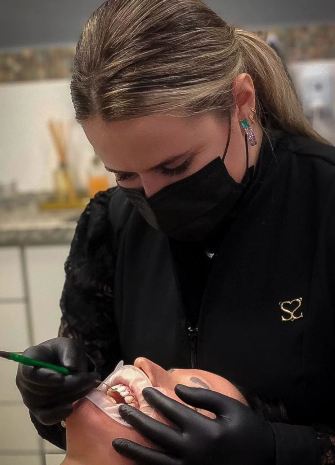 Especialista em odontologia estética, Dra. Renata Terra realiza facetas de resina na Dents Primer em Catanduva, SP.
