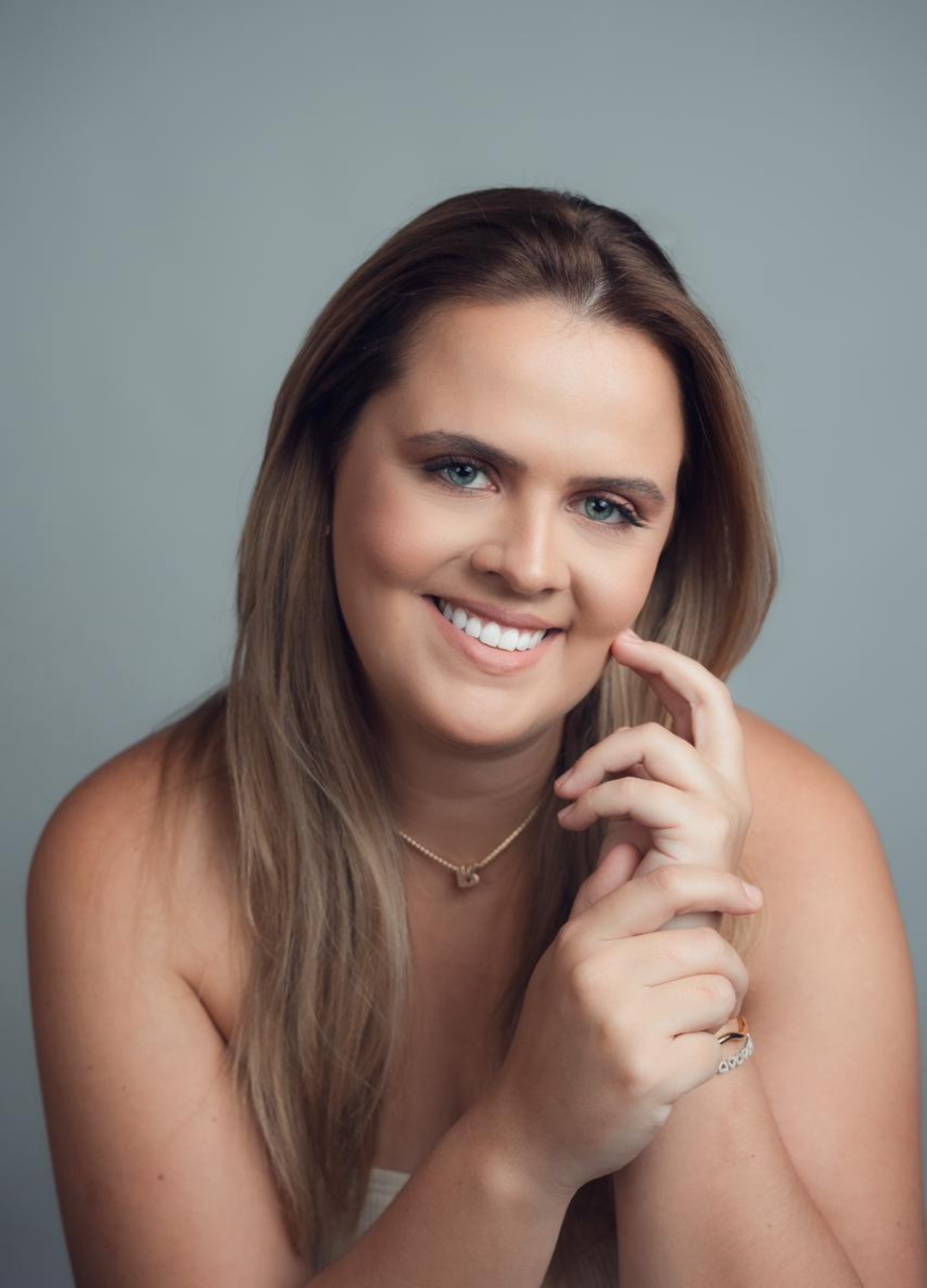 Dra. Renata Terra, especialista em facetas de resina na clínica odontológica Dents Primer, em Catanduva, SP.